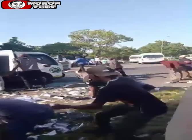 Video :Following this incident, South Africans attempt to steal toilet paper